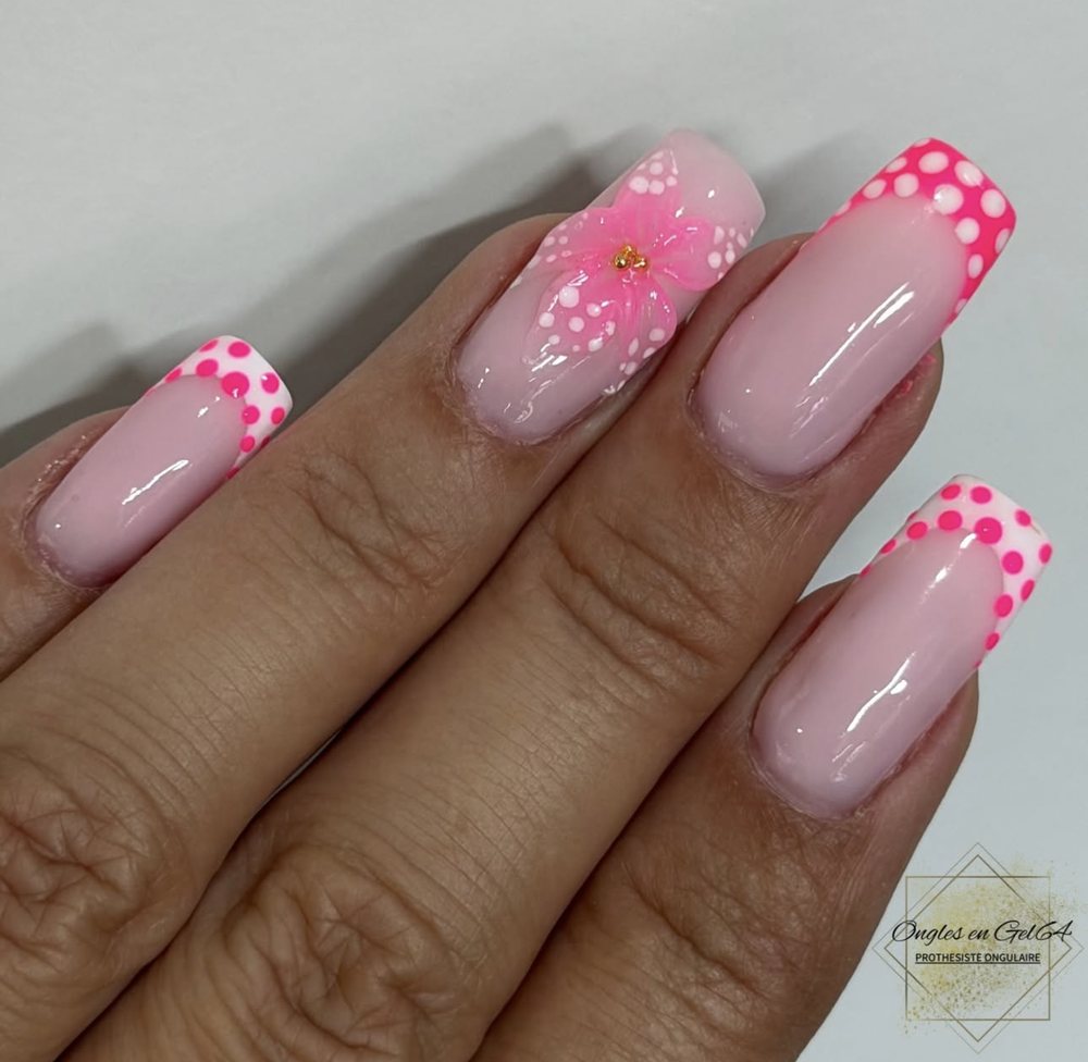 Fleur 3D rose et pois flash sur ongles