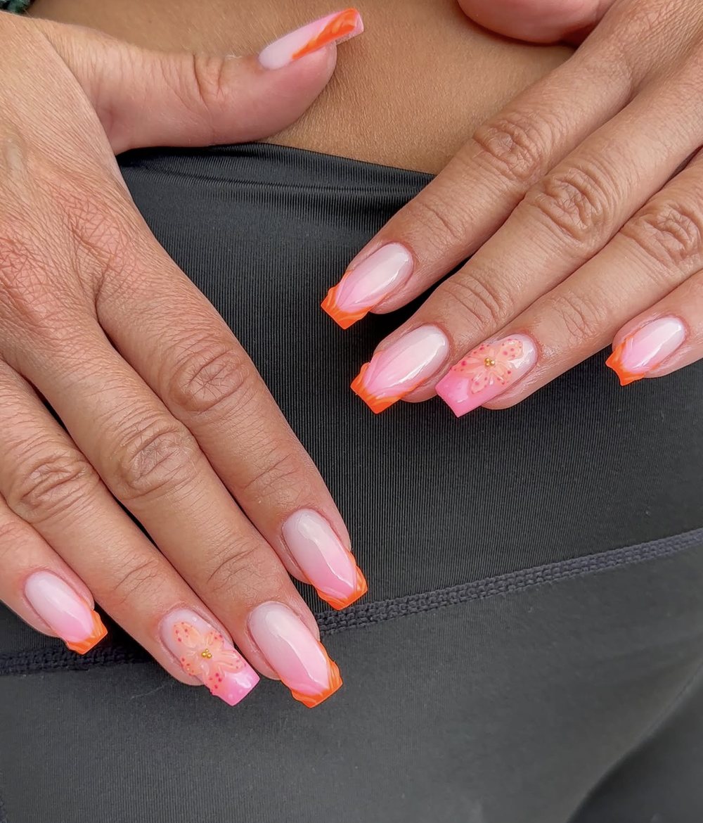 French orange avec fleurs 3D sur ongles longs