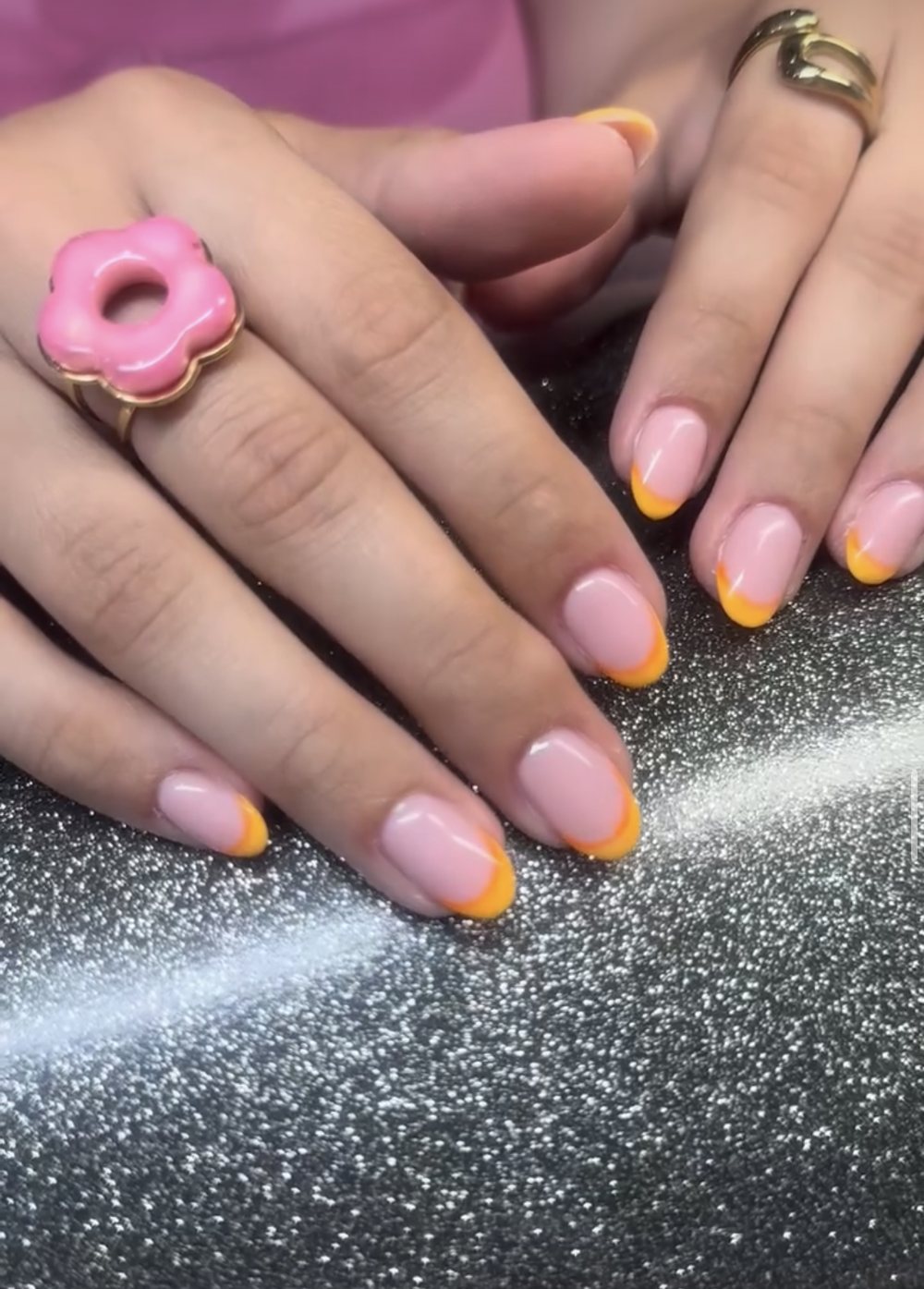 French vitaminée jaune et orange sur ongles amande