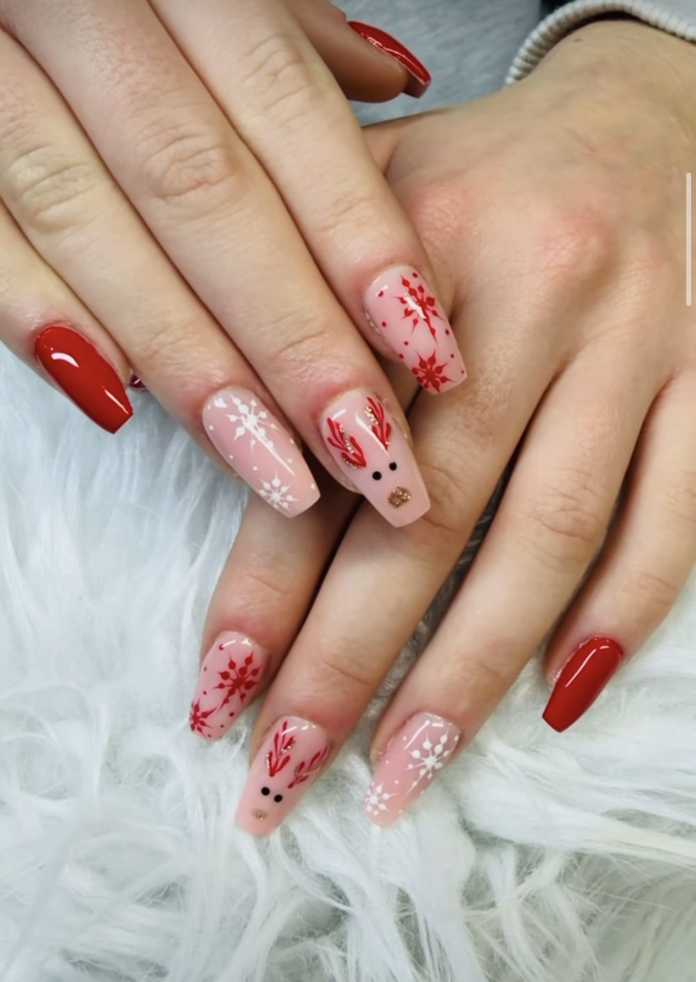 Nail art de Noël rouge et flocons
