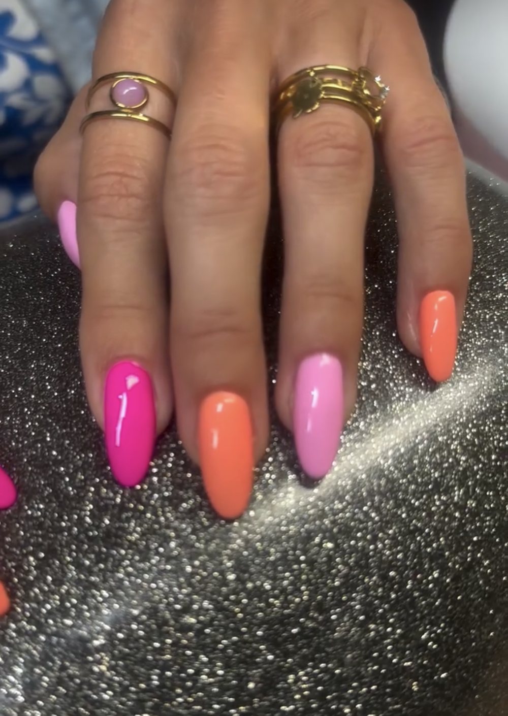 Ongles couleur flash rose, orange et parme, summer vibes