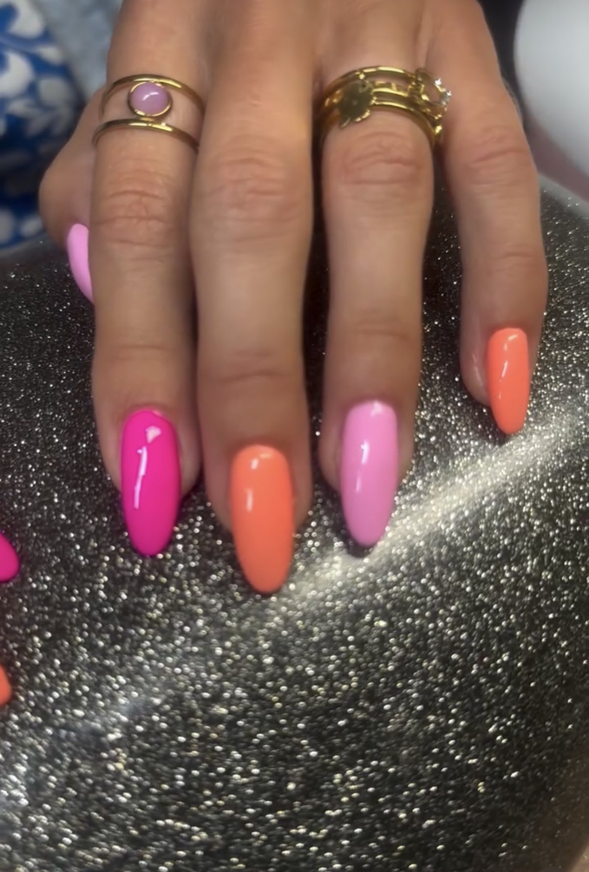 Ongles en gel couleurs flash rose, corail et parme réalisés à Biarritz